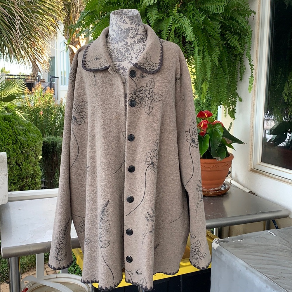 Women’s 3piece. Jacket t-shirt,lounge pants.
